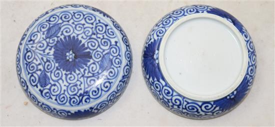 A Chinese blue and white circular box and cover, Kangxi period, diameter 10.2cm